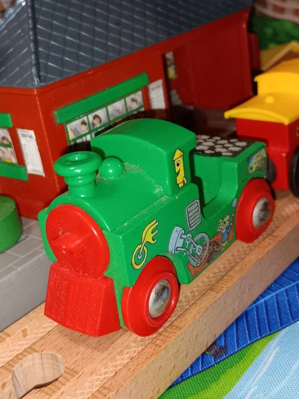 Brio Wooden Railway Trin TrackRichard Scarry Engine Caboose